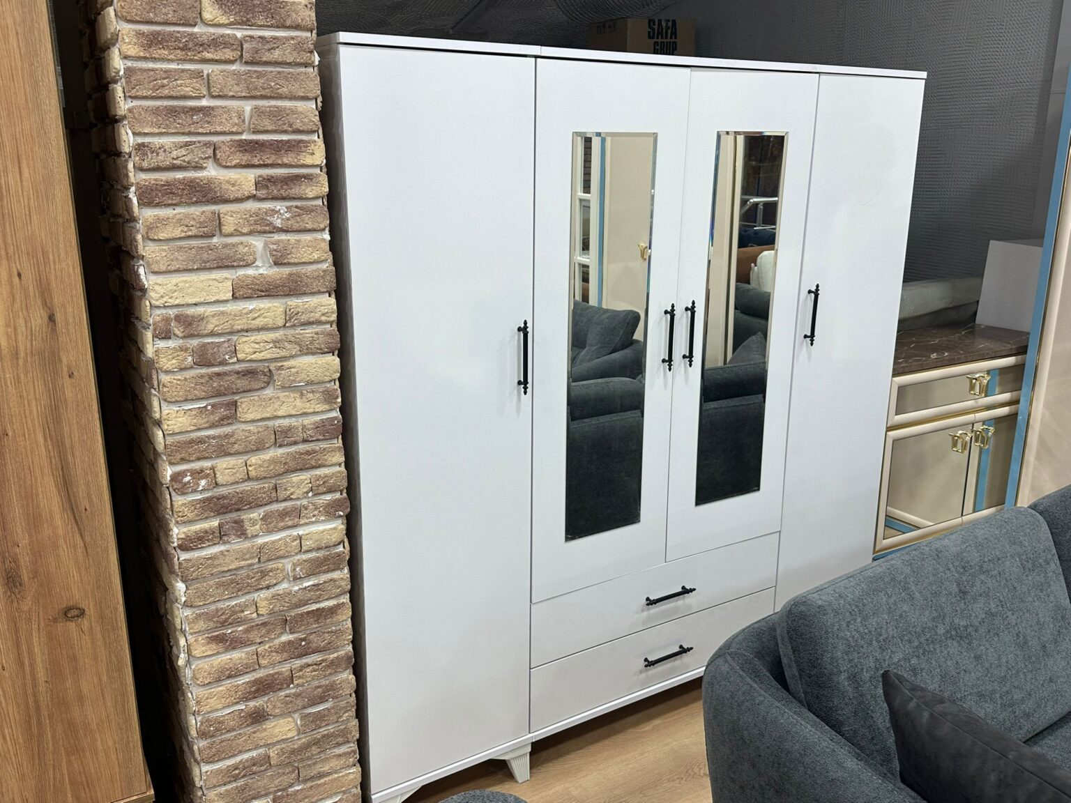 Beyaz 4 Kapaklı Gardrop